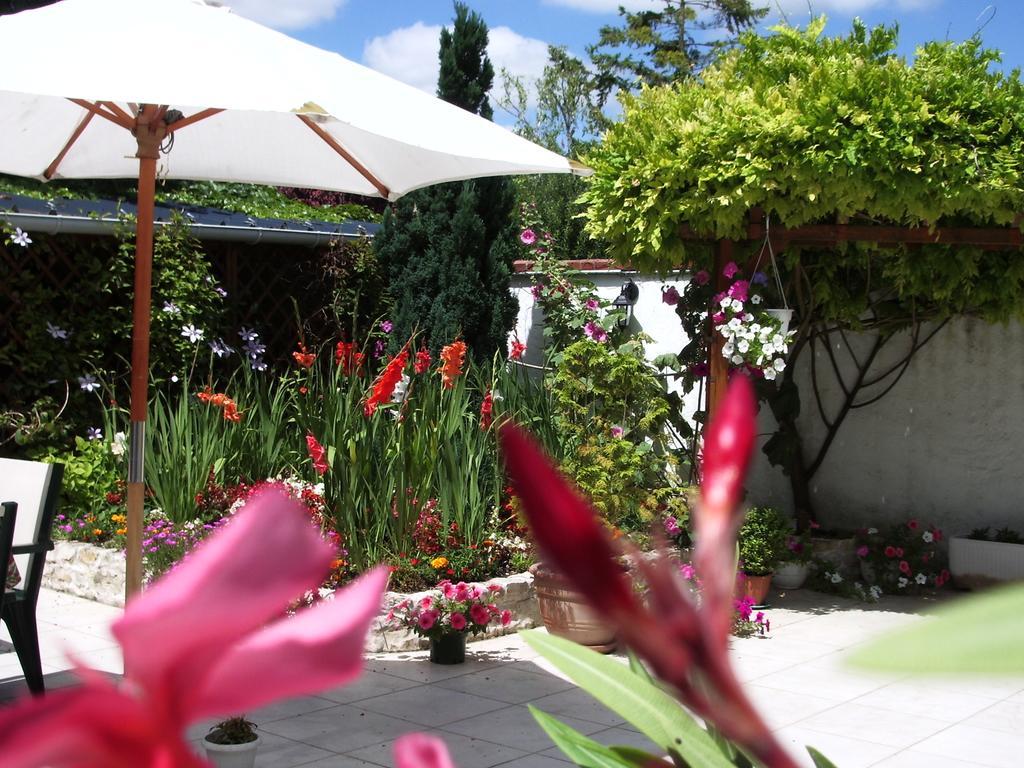 Bed and Breakfast Les Glycines Plaimpied-Givaudins Esterno foto