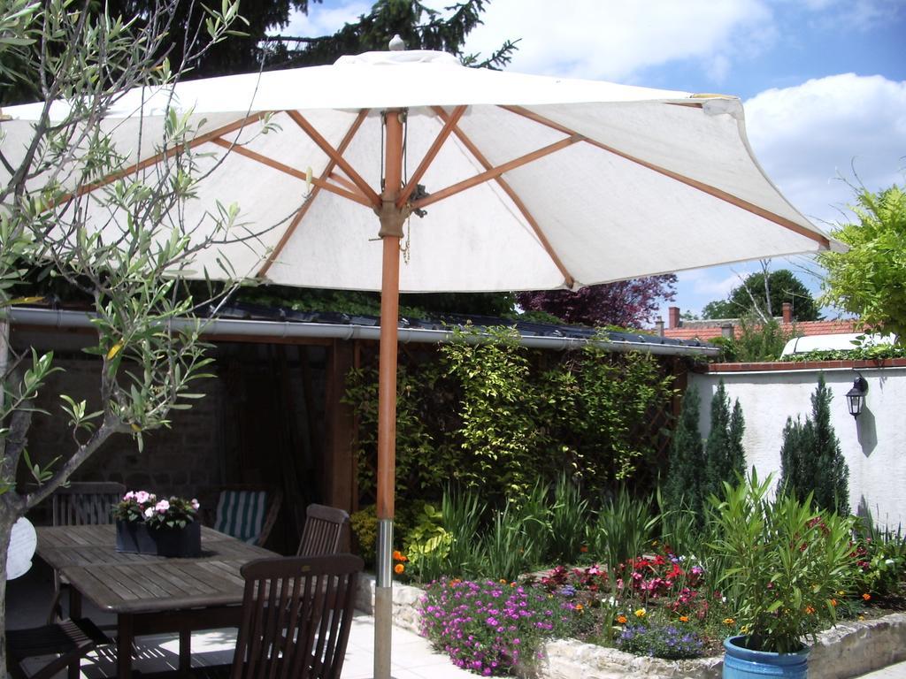 Bed and Breakfast Les Glycines Plaimpied-Givaudins Esterno foto